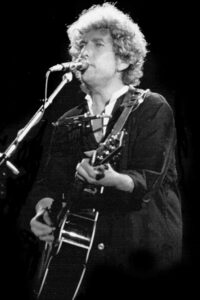 Bob Dylan: la voce che ha cambiato il corso della musica e della cultura