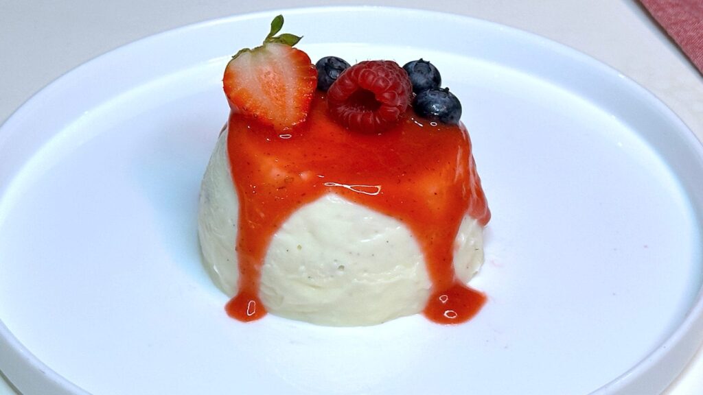 La panna cotta è la versione adatta a tutti, anche a ospiti vegetariani e intolleranti al glutine